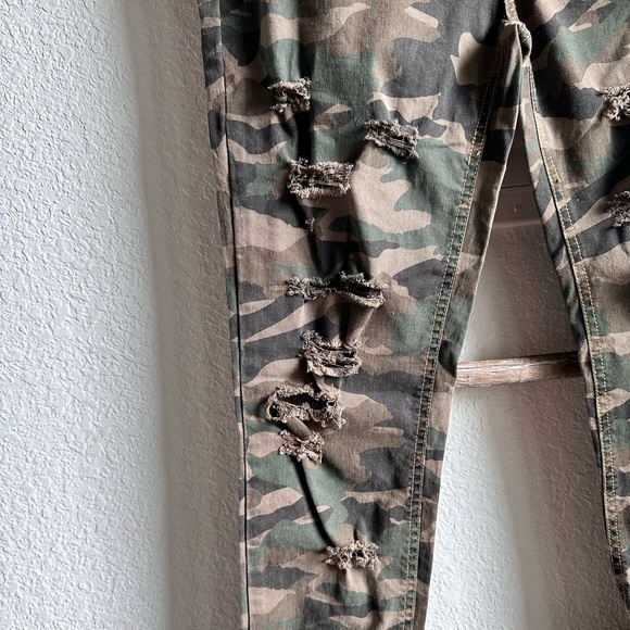 Soho Babe Distressed Camo Skinny Pants sz: 7 - Picture 3 of 7